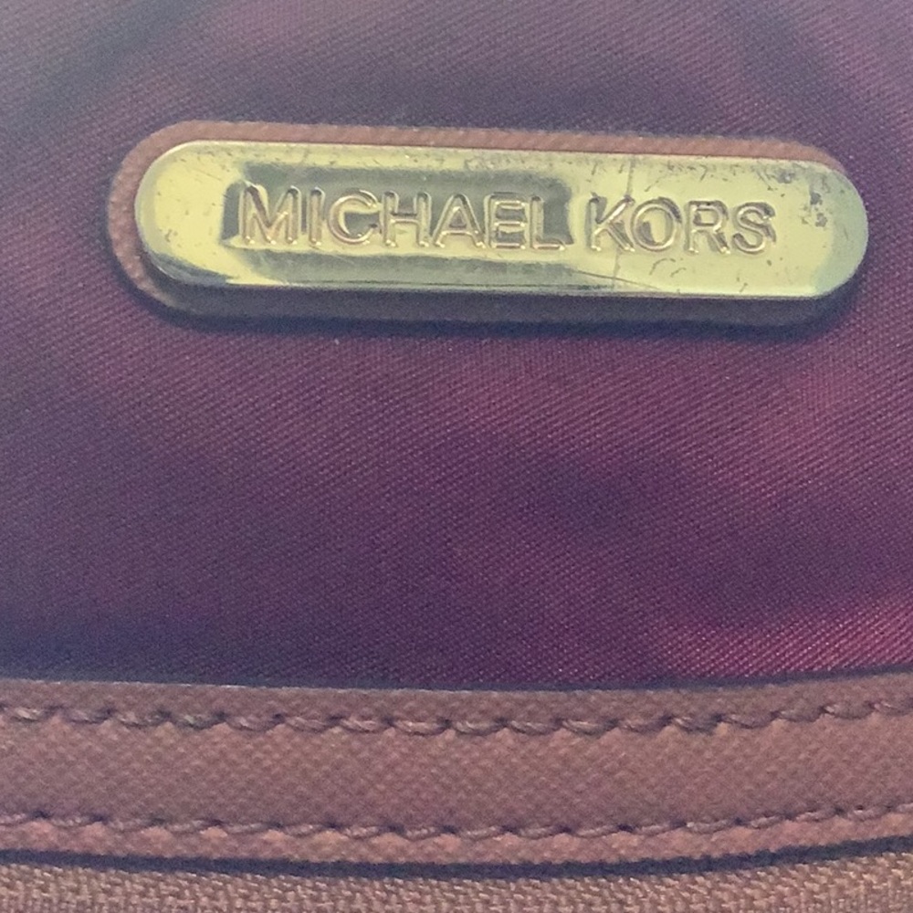 Elegant Burgundy Crossbody Bag - Picture 3 of 14